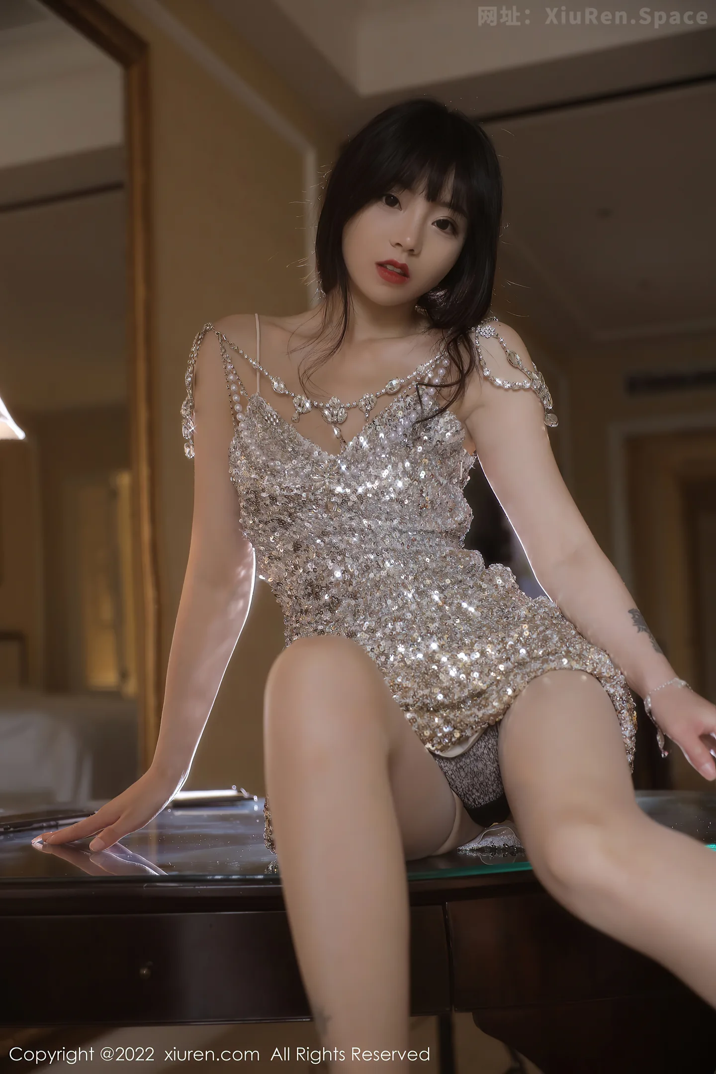 图片[5]-[XiuRen秀人网] VOL.5209 模特佘贝拉bella杭州旅拍性感闪亮吊裙配超薄肉丝迷人诱惑写真55P-秀人网官方网站